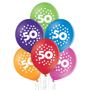 kolorowe balony z białym nadrukiem liczby 50