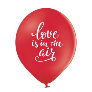 czerwony balon z białym nadrukiem love is in the air
