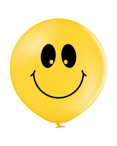 żółty balon gigant z czarnym nadrukiem uśmiechu emoji