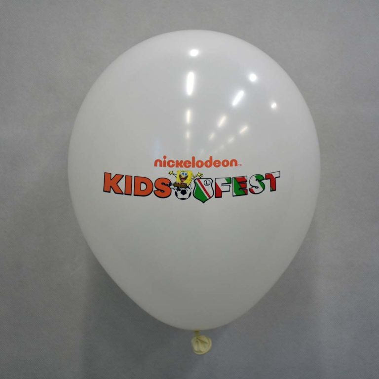 biały balon lateksowy z nadrukiem legia kids fest